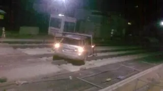 Auto na terenie budowy metra