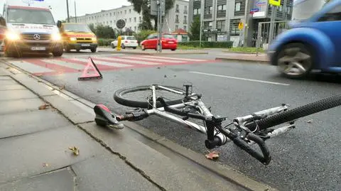 Potrącenie rowerzysty w alei Niepodległości
