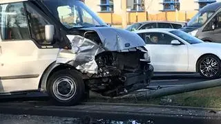 Kolizja na Ursynowie. Bus "skosił" sygnalizator