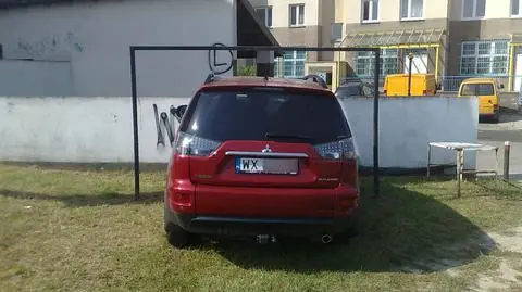 Stracił panowanie i zdemolował skrzyżowanie