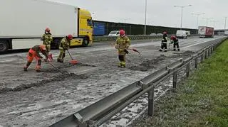 Beton wylał się na jezdnie trasy S8