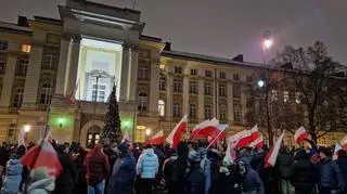 Uczestnicy protestu dotarli przed siedzibę premiera