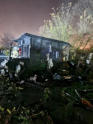 Policjanci wydostali mężczyznę z płonącej altany 