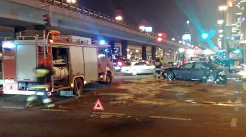 Korek przy dw. Centralnym po zderzeniu trzech aut