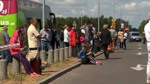 Czekają na bliskich albo opóźniony lot. Utrudnienia na Modlinie