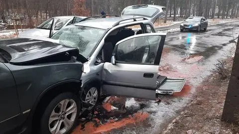 Policja: podczas wyprzedzania doszło do czołowego zderzenia. Jedna osoba nie żyje, trzy są ranne