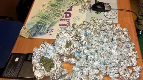 600 porcji marihuany, waga i gotówka. Policjanci zatrzymali 21-latka