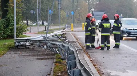 Mercedes na barierkach. Wisłostrada w korku