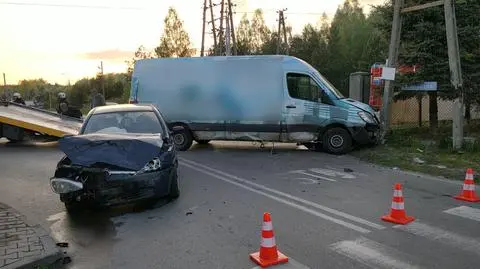 Wypadek dwóch aut. Śmigłowiec zabrał kobietę do szpitala