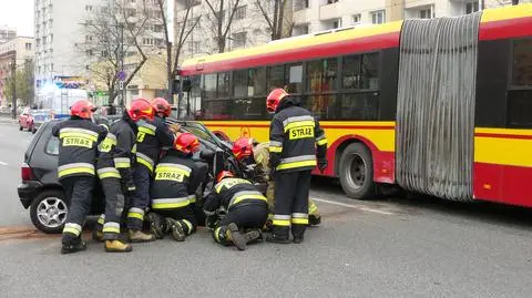 Zderzenie dwóch samochodów i autobusu miejskiego