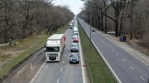 Samochód osobowy pod naczepą tira. Utrudnienia w stronę Warszawy