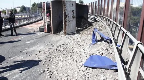 Ciężarówka na boku, gruz na jezdni. 5 godzin utrudnień 