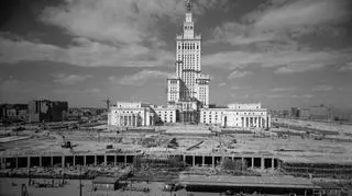 Warszawa, ok. 1955. Budowa Pałacu Kultury i Nauki w Warszawie. Fot. Władysław Sławny - mat. Dom Spotkań z Historią