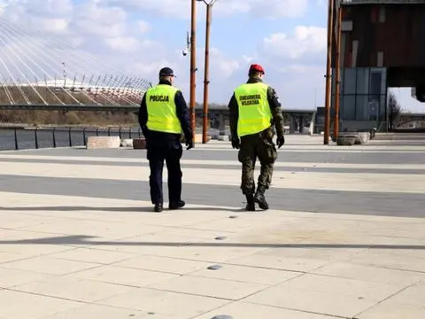 Policjanci patrolują ulice wspólnie z żołnierzami