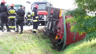 Po kolizji z samochodem osobowym szambiarka zjechała do rowu