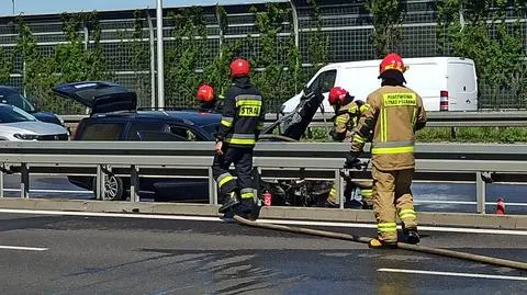 Pożar samochodu na S8. Strażacy zablokowali jezdnię