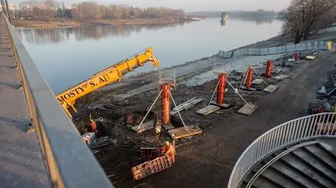 Są pierwsze filary kładki pod mostem Łazienkowskim