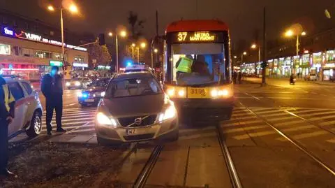 Volvo zderzyło się z tramwajem. Poszkodowana kobieta w ciąży