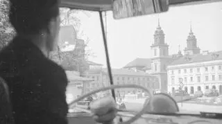 Widok z autobusu podczas przejazdu ulicą M. Kopernika