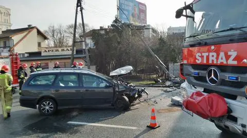 Dwie osoby ranne, ścięta latarnia. Aleja Krakowska zablokowana po wypadku