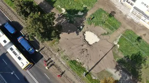 Torowisko pod wodą, wielka wyrwa w chodniku. Nie jeździły tramwaje