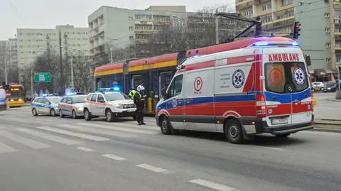 "Przechodził na czerwonym". Nietrzeźwy mężczyzna potrącony przez tramwaj