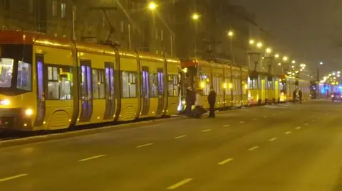 Niegroźna kolizja, długi sznur tramwajów