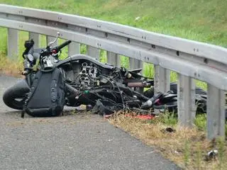 Motocyklista uderzył w bariery na Węźle Opacz-Kolonia