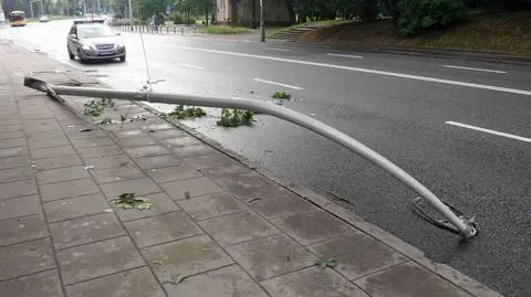 Wpadł w poślizg, ściął latarnię. Kolizja taksówki