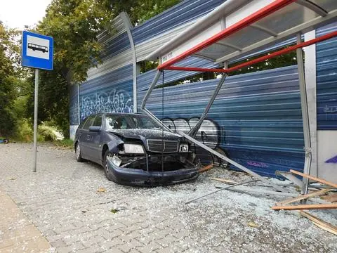 Kierowca stracił panowanie nad autem i wjechał w przystanek 