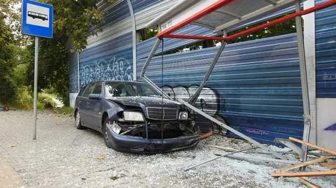 Kierowca stracił panowanie nad autem i wjechał w przystanek 