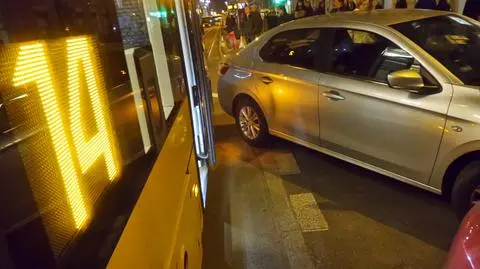 Tak zaparkował, że zablokował tramwaje. Samochód zepchnęli ludzie 