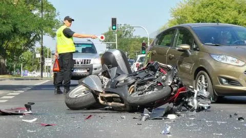 Motocyklista zderzył się z renault. Ruch wahadłowy na Wólczyńskiej