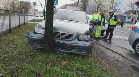 "Po pasie zieleni i pod prąd". Kierowca "oddalił się", zanim przyjechała policja 