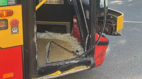 Kierowca samochodu osobowego uderzył w autobus i się oddalił. Sprowadzono psa tropiącego, poszukiwania trwają
