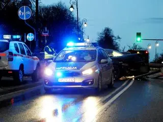 Na Belwederskiej samochód stoi w poprzek drogi