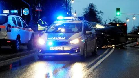 Rozbity samochód blokuje przejazd Belwederską