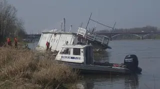 Przechylona barka nad Wisłą