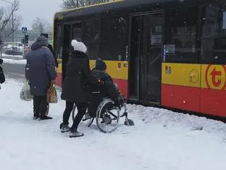 Zaśnieżone chodniki uniemożliwiają przejazd wózkom