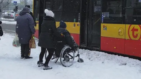 Drogi czarne, ale na chodnikach i przystankach leży śnieg