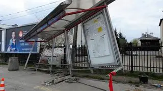 Kierowca autobusu wjechał w przystanek