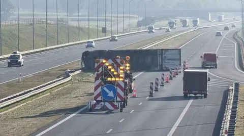 Tir przewrócił się na A2, utrudnienia trwały ponad dobę