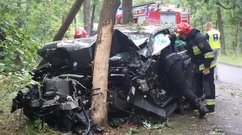 BMW rozbite na leśnej drodze. Kierowca ranny