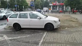 Dziki parking pod komisariatem przy Malczewskiego