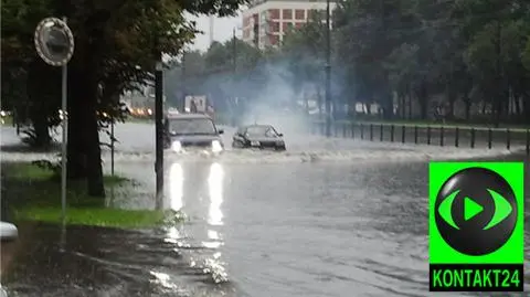 Zalane ulice i domy, utrudnienia na lotnisku, odwołany mecz