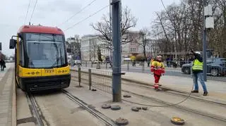 Zerwana sieć trakcyjna w alei Niepodległości