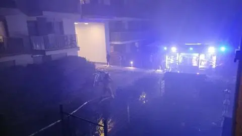 Pożar mieszkania w bloku na Targówku. Strażacy znaleźli dwa ciała