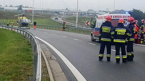 Motocyklista uderzył w bariery na węźle Opacz. Policja: zmarł w szpitalu