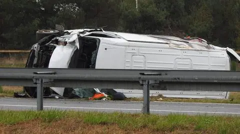 Wypadek na A2. Bus na boku, trzy osoby ranne 