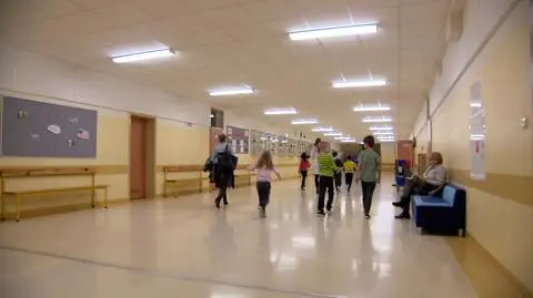 Na korytarzach hałas jak na drodze szybkiego ruchu. Wygłuszają szkoły